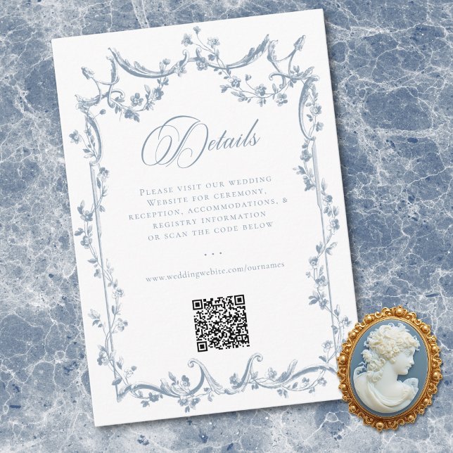 Klassisk Elegant Dammblå Blommig Ram Bröllops QR Tilläggskort (Classic Elegant Dusty Blue Floral Frame Wedding QR Enclosure Card)