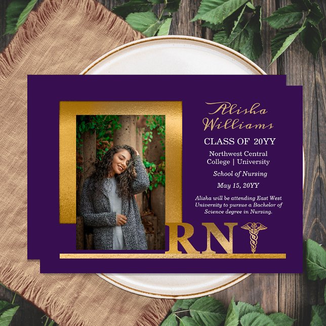 Klassisk Elegant Guld RN Kaducé 1 Foto Mörklila Meddelande (Classy and Elegant Gold Tone RN Caduceus Nurse Nursing Photo Dark Purple Graduation Announcement)