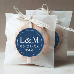 Klassisk Elegant, marinblå Personligt bröllp-monog Runt Klistermärke<br><div class="desc">Formell blå bröllopsdekal har en vacker typografi med klassisk blockering. Anpassningsbarnas monogramtext kan vara personlig med briden och trimningen först namn initialer och bröllop. Utformningen ramas av en enkel runda prickad ram och accentueras med en dekorativ rulla. Var snäll och handla vår klassiska Elegant marin blue and White Bröllop Collection...</div>
