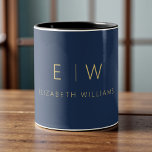 Klassisk Elegant, minimalistmonogram för blått Gul Två-Tonad Mugg<br><div class="desc">Sip i stil med denna klassiska elegant, marin blått guld, minimalistiskt tvåtonskaffe mugg. Med en djup marin blå bakgrund, elegant guld-typografi och en ren modern layout blandar personlig mugg tidlös sofistikering med vardaglig funktionalitet. Perfekt som gåva till bröllop, årsdagar, företagsevenemang eller någon som kärlek chic monogrammat. Anpassa med initialer och...</div>