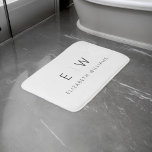 Klassisk Elegant Modern Minimalist Monogram Namn Badrumsmatta<br><div class="desc">Gå in i lyxen med vår klassiska Elegant Modern Minimalist Monogram Bath Mat. Detta förstklassiga badmatt kombinerar sömlöst elegans med contemporary minimalism, vilket höjer badrumsdekorationen till nya höjder. Det här badmattet är mer än bara funktionellt. Det är en påstående av raffinerad smak. Monogrammet för anpassade tillför en personlig beröring och...</div>