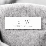 Klassisk Elegant Modern Minimalist Monogram Namn Namnbricka<br><div class="desc">Öka din personliga identitet eller professionell med vårt klassiska Elegant Modern Minimalist Monogram Namn bricka. Dessa märkre blandar sömlöst tidsmässigt sofistikerad med contemporaryns minimalism, och skapar ett varaktigt intryck i alla lägen. Designat med noggrann uppmärksamhet på detaljerna är detta namn bricka mer än bara identifiering. Det är en påstående av...</div>