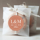 Klassisk Elegant Terracotta Orange Bröllop Monogra Runt Klistermärke<br><div class="desc">Formell terracotta-orangens bröllopsutformning ger dekaldeskonstruktion med klassiskt blocktecken. Anpassningsbarnas monogramtext kan vara personlig med briden och trimningen först namn initialer och bröllop. Utformningen ramas av en enkel runda prickad ram och accentueras med en dekorativ rulla. Var snäll och se till att vår klassiska Elegant Terracotta Orange Bröllop Collection samordnar designen....</div>