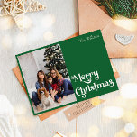 Klassisk enkel Grönt God jul One-foto Julkort<br><div class="desc">Fira säsongen med den här unika, klassiska enkla grönten God jul ett fotokort med helgdag som innehåller en liten bit vintage charm. Den minimalistiska utformningen visar en elegant färg palett i grönt, och framkallar vintern mysigt anda. Dess moderna och roligt dragningskraft, parad med den traditionella formuleringen, skapar en perfekt balans...</div>