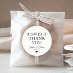 Klassisk förmån för Sweet Tack Heart Bröllop Namn Runt Klistermärke<br><div class="desc">Ett klassiskt svart Bröllop-märke i Tack med "A Sweet Tack" i ett klassiskt modernt teckensnitt i eleganten. Du kan enkelt personlig det med ditt namn och bröllop-datum.</div>