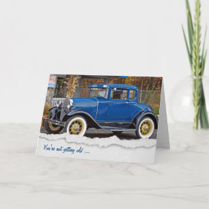 Klassisk gammal bil med hund kort