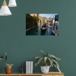 Klassisk Gondol förtöjning i Venedig Poster