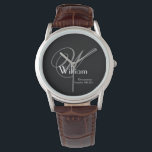 Klassisk Grå Monogram, Vit på Svart Bröllopsgäst Armbandsur<br><div class="desc">Letar du efter en tidlös och sofistikerad present till dina bröllopsvänner? Titta inte längre än på denna fantastiska personliga klocka, komplett med monogram och namn. Det är det perfekta sättet att visa din uppskattning och göra din bröllopsdag ännu mer speciell. Ett tidlöst val för männen i ditt bröllop, denna djärva...</div>