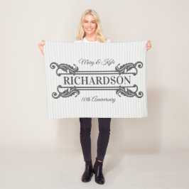 Klassisk Grått Acanthus Löv Monogram Elegant Rand Fleecefilt