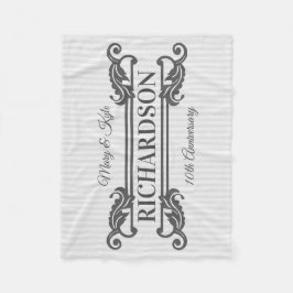 Klassisk Grått Acanthus Löv Monogram Elegant Rand Fleecefilt