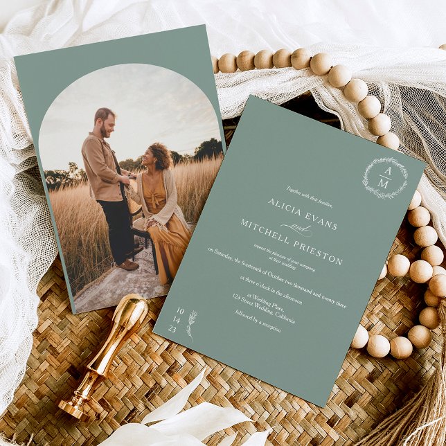 Klassisk grönt för blommigt, monogram bröllop-båge inbjudningar (Skapare uppladdad)