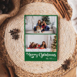 Klassisk Grönt God jul Lodrät 2 Foto Julkort<br><div class="desc">Fira säsongen med det här unika, klassiska God jul lodrät 2-fotokortet för grönt med helgdag som innehåller en aning vintage charm. Den minimalistiska utformningen visar upp en grönt av eleganten och en vit palett av färg, och frammanar vinterens mysiga anda. Dess moderna och roligt dragningskraft, parad med den traditionella formuleringen,...</div>