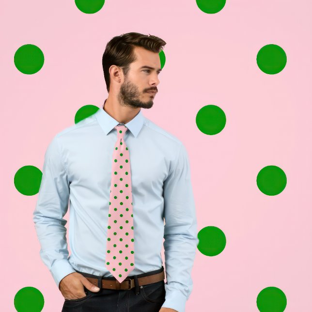 Klassisk Grönt Polka Dot Mönster på Rosa Tie Slips (Man wears a necktie with a green polka dot pattern on pink.)