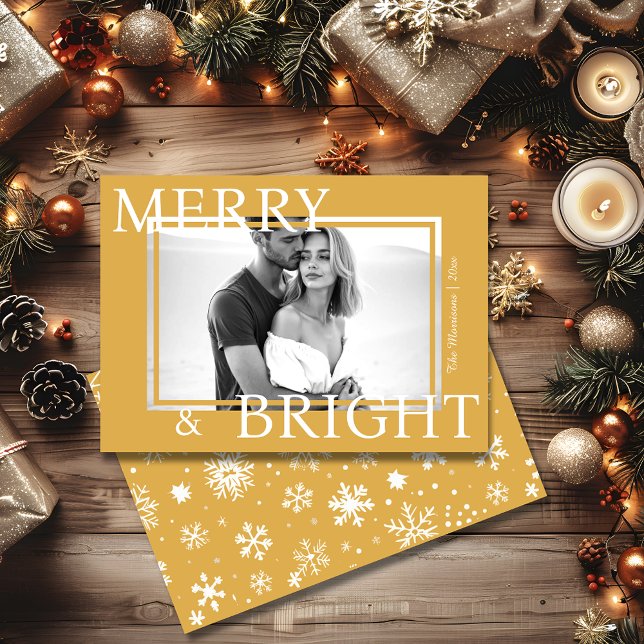 Klassisk guld Merry & Bright Djärv Snöflinga Foto Julkort (Classic Gold Merry & Bright Bold Snowflake Photo Holiday Card)