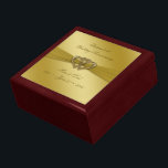 Klassisk gyllene femtioårsdag i Bröllop Smyckeskrin<br><div class="desc">En Digitalbcon Bilder Design med ett satin soft guld färg och ett designtema med en mängd olika bilder, former, mönster, stilar och typsnitt i anpassningsbar i denna presentationsruta av typen"Classic Golden 50:e Bröllop år". Den här mjuka och smakliga gyllene designen är komplett med anpassadets textbrev till kostym, som du själv...</div>