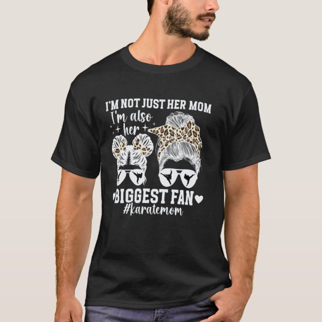 Klassisk Hon är Största Fan Karate Mamma Karate Mo T Shirt (Framsida)