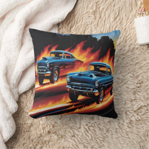 Klassisk hot rod tävla genom lågor vid solnedgång kudde