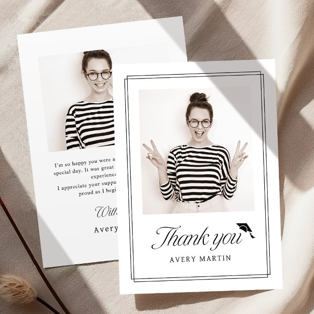 Klassisk inramad elegant skriptfotoexamen tack kort (Classic Framed Elegant Script Photo Graduation Thank You Card)
