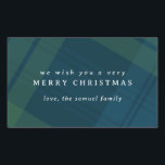 Klassisk julklapp enkel personlig rektangulärt klistermärke<br><div class="desc">Med sin klassiska helgdag- och tartanbakgrund är den här chicen och snyggten juldekalen perfektens beröring till hela presenter. Den svarta klockan på marinen och grönten som kallas för inspirerad märkre innehåller ett anpassade och en plats för anpassning. Denna berömda juldekalk är designad för att matcha Lea Delaveris Design när han...</div>