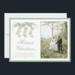 Klassisk julklapp Garland Vintage 2 Foto Julkort<br><div class="desc">Vintage 2 Fotoportskort för vattenfärgshöljen i julklapp Grönt 2. Det här vackra julfotkortet har en färgad julgranstragland med vita bogar som ram för ett foto. Baksidan av inbjudan är julklappar med julgranar och bovar. Det är perfekt om du är tittar för ett klassiskt, söderut, barnsligt julkort. Meddelande mig om du...</div>