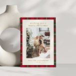 Klassisk Julrött Grönt Play Porträtt Photo Julkort<br><div class="desc">Fånga helgdagarnas värme och tradition med det här klassiska rött och grönt-märkta julfotokortet. Den tidlösa tartandesignen, som har en linjer av gult och mörk grönt som korsar varandra, ger en mysigt, festlig beröring till dina semesterhälsningar. Perfekt för att visa dina favoritfoton i familjen. Den här bakgrunden ger dina kort en...</div>