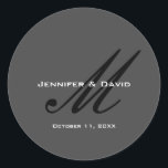 Klassisk kalligrafi Monogram Bröllop Grått Runt Klistermärke<br><div class="desc">Du kan enkelt byta typsnitt och färg. Du kan också lägga till logotypen och bakgrundsbilden som du vill.</div>