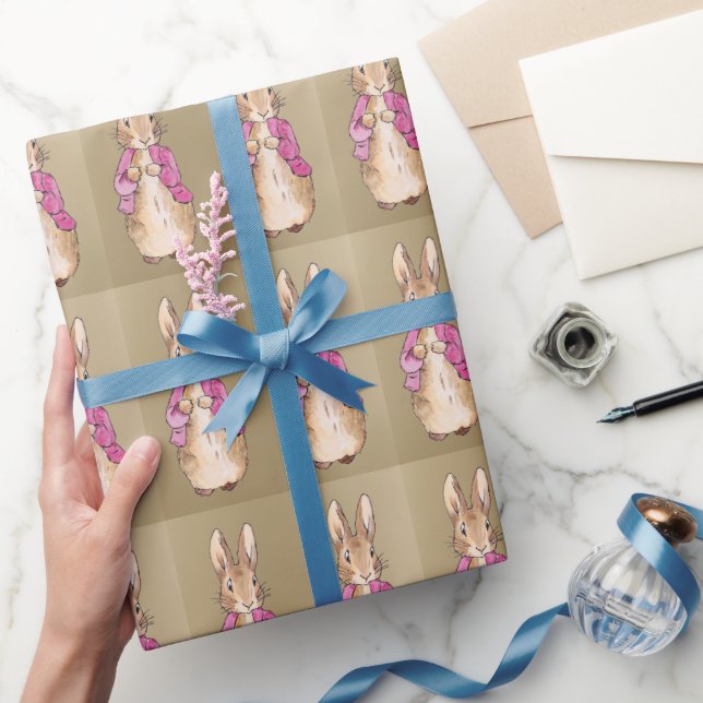 Klassisk kanin i rosa kavaj presentpapper (Gifting)