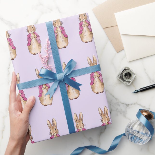 Klassisk kanin i rosa kavaj presentpapper (Gifting)