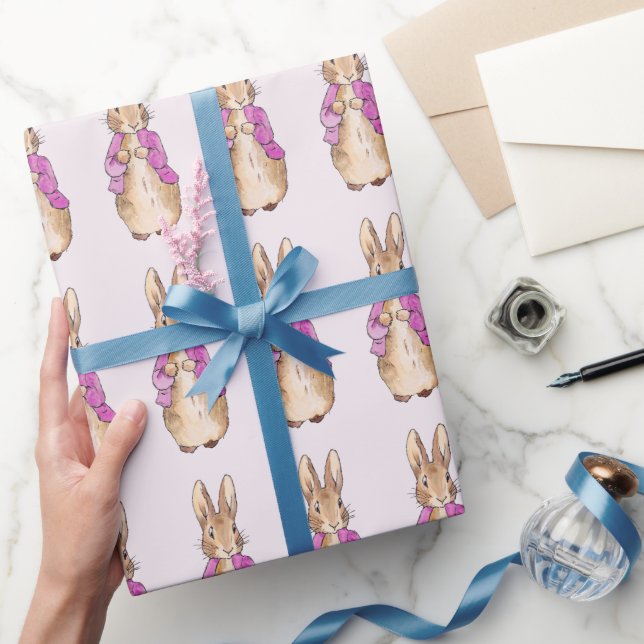 Klassisk kanin som bär en rosa jacka presentpapper (Gifting)