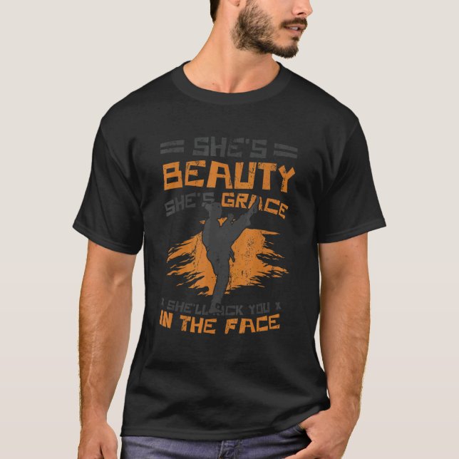 Klassisk karateflicka älskar karate t shirt (Framsida)