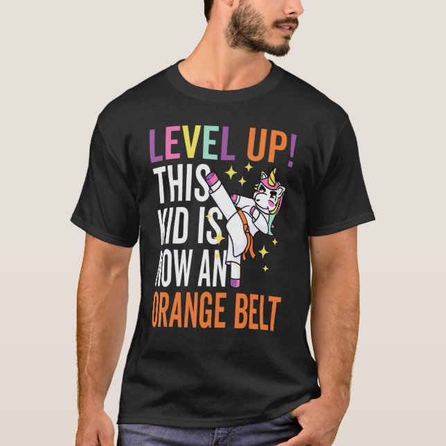 Klassisk karateuniform Enhörning Level Up Orange b T Shirt (Framsida)
