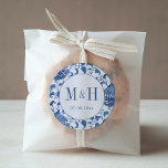 Klassisk kinoiserie Monogram Wedding Favor Runt Klistermärke<br><div class="desc">Den här klassiska designen har ett enkelt och elegant par monogram med blå och vit kinesisk utskriftsbakgrund. Mönster var ursprungligen målat i vattenfärger av mig innan det skannades in i digital form. Mönster inspirerades av den typ du kan hitta på antika ingefära burk.</div>