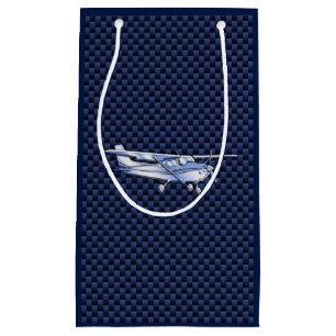 Klassisk kromkrom (Cessna) som flyger kolfiber