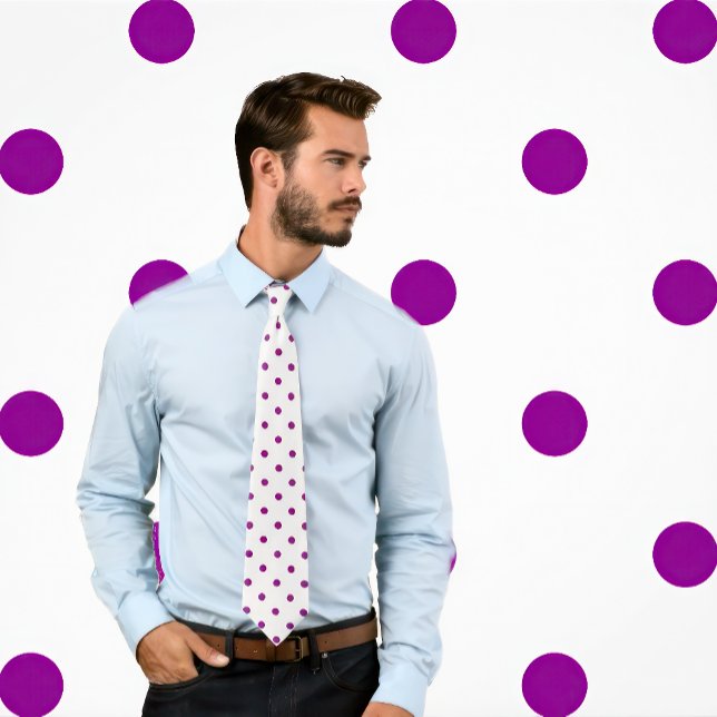 Klassisk Lila Polka Dot Mönster på Vit Tie Slips (Man wears a Classic Purple Polka Dot Pattern on White Tie
)