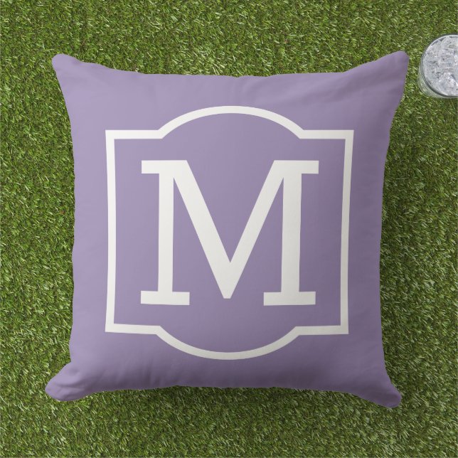 Klassisk lila-vit fäst monogram kudde (Gräs)