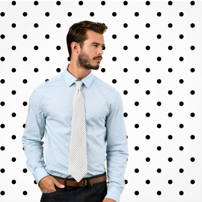 Klassisk liten Polka dots svart på vit sida Slips (Man wears a necktie featuring a small black polka dot pattern on white. Background matches tie.)
