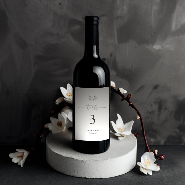 Klassisk Magnolia Black White Elegant bröllop Vinflaska Etikett (Classic Magnolia Wedding Wine Bottle Table Number Black and White Calligraphy Elegant Classy Simple)
