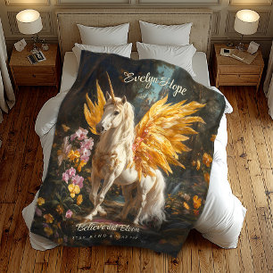 Klassisk målning av vit Pegasus med gyllene Vingar Fleecefilt