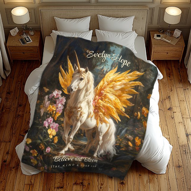 Klassisk målning av vit Pegasus med gyllene Vingar Fleecefilt (Skapare uppladdad)