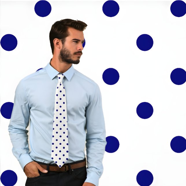 Klassisk marin polka Dot Mönster på Vit Tie Slips (Handsome man wearing a Classic Navy Polka Dot Pattern on White Tie stands against polka dot pattern.)