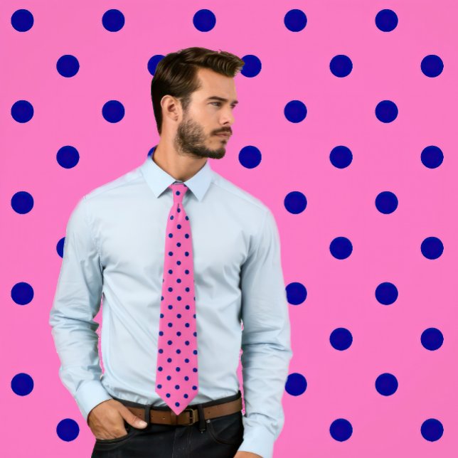 Klassisk marin Polka dots Mönster på Shock rosa Slips (Man wears a necktie with a classic pattern of navy blue polka dots on a hot pink background.)