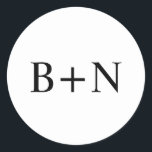 Klassisk minimal Anpassningsbar Monogram Bröllop Runt Klistermärke<br><div class="desc">Upptäck det väsentliga i sofistikerad enkelhet med vår emblem "Classic Minimalist Anpassningsbar Monogram Bröllop Classic Round Sticke". Den här utformningen förkroppsligar det moderna parets kärlek för minimalistisk elegans och ger deras union ett tidlöst svart och vitt monogram. Varje detalj är väl genomtänkt, från det klassiska teckensnittet till den runda bakgrunden,...</div>