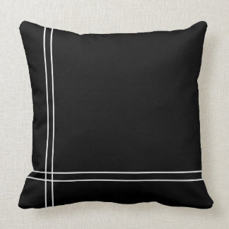 Klassisk minimalistisk svartvit Rand över hela lin Kudde