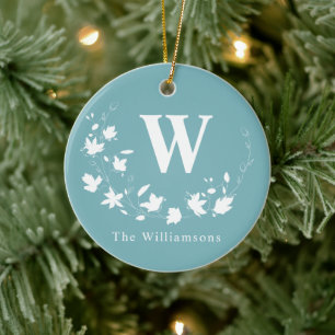 Klassisk monogramnamn teal blomsterkrans anpassad julgransprydnad keramik
