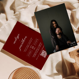 Klassisk Mörk Red Photo Monogram QR-kod Bröllop Inbjudningar