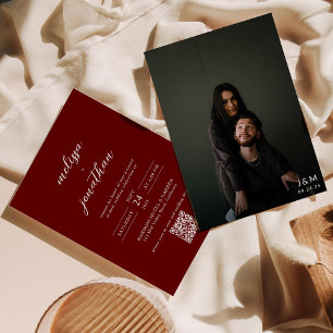 Klassisk Mörk Red Photo Monogram QR-kod Bröllop Inbjudningar