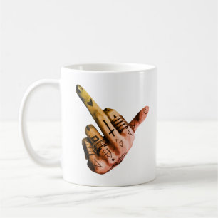 Klassisk mugg med fet tatuerad hand