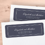 Klassisk och enkel Elegant bröllop-Returadress Returadress Etikett<br><div class="desc">Sammansatt av enkelt rakt infogat ramar med klassisk kursiv stil och serif-typografi. Dessa inslag är enkla,  tidlösa och klassiska.. Detta är designat av White Papper Birch Co. exklusiv för Zazzle. Finns här: http://www.zazzle.com/store/whitepaperbirch</div>