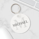 Klassisk Personlig Monogram och Namn Nyckelring<br><div class="desc">Personlig Monogram och Namn Gift har personlig namn i grått och monogram i ljust grått som bakgrund,  i klassiskt serif font stil,  på vit bakgrund. Perfekt som helgdag,  familjeåterförening,  tack för marskalkar och gåva vid särskilda tillfällen.</div>