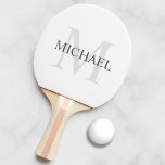 Klassisk Personlig Monogram och Namn Pingisracket<br><div class="desc">Personlig Monogram och Namn Gift har personlig namn i grått och monogram i ljust grått som bakgrund,  i klassiskt serif font stil,  på vit bakgrund. Perfekt som helgdag,  fars dag-gåva till pappa och gåva till särskilda tillfällen.</div>
